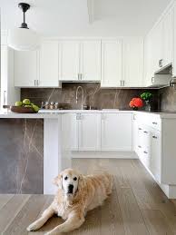 Jodie Rosen Design Amazing Modern Kitchen With Creamy White Shaker Kitchen Cabinets Marble Counter Modern Kitchen Design Modern Kitchen White Modern Kitchen