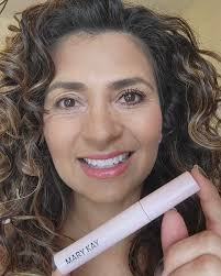 Lashes that go way beyond. One coat = instant length. Three coats = lashes  for days. The new Mary Kay Great Heights Mascara gives that lifted,  long-lash look—no extensions needed. Plus, no