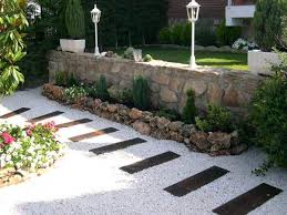 White Landscaping Rock White River Rocks Contrasting With Black Stepping Stone White Landscapin Beautiful Home Gardens Stone Landscaping White Landscaping Rock