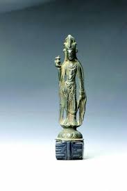 隋代瘦銅佛高騰父親收藏支起灯光 找来博物馆拍摄静物的朋友帮忙 在为父亲保存的喜爱之物留影时 这尊失而复得的铜佛被追回的情景又涌现出来 1968年 一个冬天的夜晚 父亲高帆裹着寒风推开了家中单薄的门 褪去手上的布手套 他刚刚打扫完大红罗 statue buddha