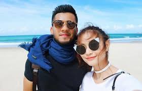 Sebanyak 3ooo helai rambut telah ditanam pada wajah artis kita redza rosli untuk padatkan lagi jambang beliau. Rotikaya Sama Manis Sama Padan Ayda Jebat Dan Redza Rosli Facebook