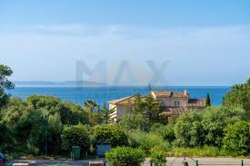 La résidence palazzettu vous propose une alternative entre l'appartement et la villa de type f5, f5 f5. En Corse A Ajaccio Aux Sanguinaires Vente D Une Villa Avec Piscine Et Vue Mer