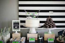 40 th birthday party ideas for men with free printable. 1001 Ideen Fur Tischdeko Fur Geburtstag Zum Inspirieren Cow Birthday Parties Cow Birthday Chic Birthday Party