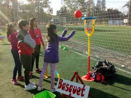 Puede ser jugado por niños de 3 a 5 años, el objetivo principal de esta actividad es que los infantes puedan socializar entre ellos. Kermesse Deportiva Animaciones Deportivas Infantiles
