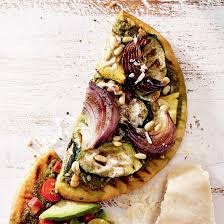 Recette De Pizzas Grillees Courgettes Oignon Rouge Coup De Pouce Raw Food Recipes Food Vegetable Pizza