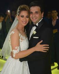 منذ عدة أشهر تداول رواد التواصل الاجتماعي العديد من الصور والفيديوهات التي يظهر خلالها شاب يرتدي ملابس الزفاف، وإلى جواره 4 فتيات بكامل التجهيزات الفنية اللازمة للزفاف، الأمر الذي اعتبره البعض أنه زواج حقيقي، وذلك لوجود معازيم في تلك القاعة التي تم التقاط. Ø¨Ø§Ù„ØªÙØ§ØµÙŠÙ„ ÙˆØ§Ù„ØµÙˆØ± ÙƒÙ„ Ø§Ù„Ù†Ø¬ÙˆÙ… ÙÙŠ Ø­ÙÙ„ Ø²ÙØ§Ù Ù…ØµØ·ÙÙ‰ Ø®Ø§Ø·Ø± Ù…Ø¬Ù„Ø© Ø³ÙŠØ¯ØªÙŠ