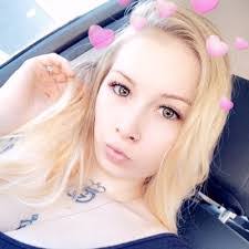 Laura Crews's Instagram, Twitter & Facebook