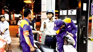 Kết quả hình ảnh cho đổ xăng xe máy