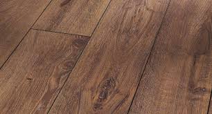 Wenn sie ihr laminat mit v fuge verlegen, betonen sie den optischen charakter des holzimitats. Parador Laminat Trendtime 6 4 V Fuge Eiche Cognac Schlossdiele Seidenmatte Struktur