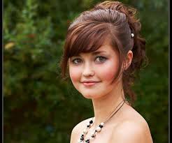 Asymmetrycal side parting, diagonal long bangs hide part of face, making it less round. Lovely Hairstyle Sophie Hairstyles 41714