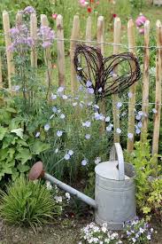 Pin Von L A M Van Auf Gartendesign Ideen In 2021 Waldreben Naturliche Dekoration Ziergarten