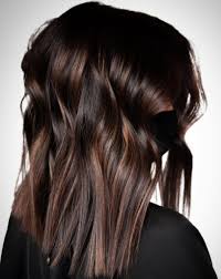 La tonalità che più si adatta a chi ha i capelli neri o scuri è il balayage nocciola con riflessi caldi, luminosi, che regalano luminosità al viso. Il Miglior Balayage Su Capelli Scuri Il Brunette Balayage