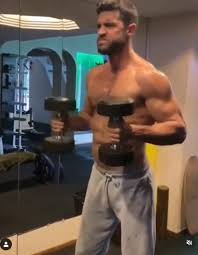 Discover berk oktay age, biography, height, net worth, birthday, family, facts! Berk Oktay Kaslarini Sergiledi Sosyal Medya Paylasimina Yazdigi Not Dikkat Cekti Son Dakika Haberler