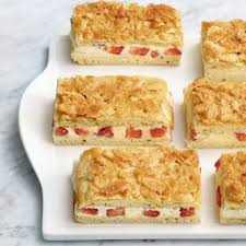 Bienenstich Vom Blech Mit Erdbeeren Rezept Kuchen Ausgefallene Bienenstich Kuchen