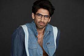 Aditya Roy Kapur The Unusual Hero Tvf pitchers (2015), dear zindagi (2016), cilgin genclik (2013), aashiqui 2 (2013) gibi yapimlarla biliniyor. aditya roy kapur the unusual hero