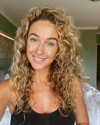 Amy Gerard's Instagram, Twitter & Facebook