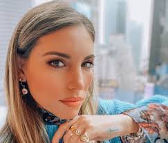 Σταµατάει ένα αυτοκίνητο µε µια πολύ ωραία γυναίκα. A8hna Oikonomakoy Einai Dyskolo Gia Enan Antra Na Exei Mia Gynaika Gnwsth Ta Nea