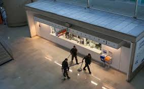 Peu importe ce que vous allez faire avec vos 1000 euros, la chose la plus importante est le fait de les investir. Roissy Une Porte Reste Ouverte Le Sdf S Empare De 300 000 Euros En Liquide Le Parisien