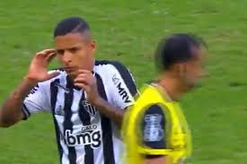 Vezi statistici (titularizări, goluri, cartonașe / campionate, cupe, echipa națională) urmărește profilurile jucătorilor (ex. Video Atletico Mineiro S Arana Annoyed When Ref Blows Whistle In His Ear