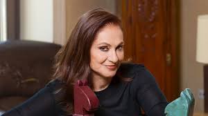 Ο γοητευτικός γιος της φιλαρέτης κομνηνού, γιώργος παπαγεωργίου «και εγώ είμαι η μαμά που τους καμάρωνα και τράβηξα τη φωτογραφία» συμπλήρωσε στη συνέχεια η μητέρα του, φιλαρέτη. Filareth Komnhnoy Oi An8rwpoi Ths Texnhs Dinoyn Maxh Epibiwshs