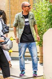 黒tシャツのコーディネートなら プリントデザインでも小僧な印象を与えない メンズファッション 黒tシャツ コーデ シャツ コーデ メンズ