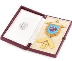 În fruntea fiecărei loji stă un venerabil, ajutat de un consiliu. Masoneria Isi Vinde SorÅ£urile Si Ordinele Evenimentul Zilei