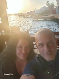 Bon dia Buscando waitress busser and hostess Comment si ta interesa