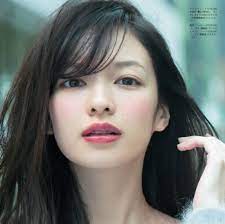 決して派手じゃないのに なんだか気になってもう一度見たくなる そんな美人は メイクに何かしらの 仕掛け がある と 美的 1月号は語ります 今回は 周りからハッと二度見されちゃうモテメイクをご紹介します おしゃれな色で 色っぽいツヤで 華やかな輝きで