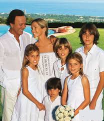 Julio Iglesias y Miranda Rijnsburger, junto a sus cinco Rodrigo, las mellizas Cristina y Victoria, Miguel y Guillermo