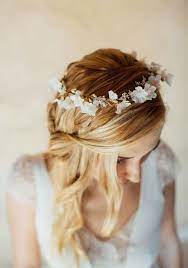 Couronne De Fine Fleurs Coiffure Coiffures Cheveux Mi Longs Coiffure Mariee