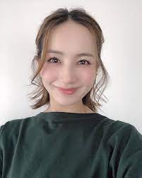 mai tsujimotoさんはinstagramを利用しています ボブにしてから ハーフアップアレンジが楽しい 私がしているのをよく見ている息子は お化粧をしたがり リボンをつけたがります 笑 未使用のパフで頬をポンポンしてあげて ワセリンを唇に塗ってあげて 前髪を結ぶ