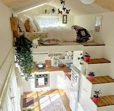 Area bathub dibuat khusus dengan material yang memiliki celah. 11 Desain Kamar Tidur Unik Makin Betah Rebahan