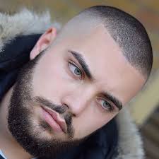 Coupe Tres Courte Homme Avec Degrade Haut Court Et Barbe Et Yeux Verts Cheveux Tres Court Homme Coupe De Cheveux Cheveux Masculins