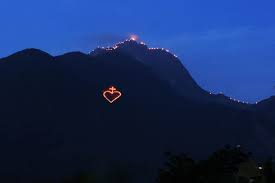 In der nacht des hochfestes der geburt johannes' des täufers lodern vielerorts in teilen österreichs, in süddeutschland und mitteldeutschland auf bergen so. Fotosuche Leicht Gemacht Fotografien Der Herz Jesu Feuer In Sudtirol