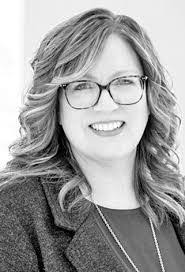 Laura Moen's Instagram, Twitter & Facebook