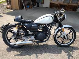 yb125sp セパハン バックステップ シングルシート メーター交換 リア18インチ 片持ちリアフェンダー カスタムバイク ヴィンテージのオートバイ セパハン