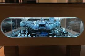 Lego Star Wars Ucs Millennium Falcon 75192 Perfekter Tisch Fur Den Falken Zusammengebaut In 2020 Star Wars Zimmer Millennium Falcon Star Wars Bilder