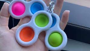 При нажатии игрушки издают щелкающий звук. V Rospotrebnadzore Rasskazali Kak Vybrat Simpl Dimpl I Pop It