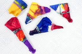 how to make diy tie dye gift wrap mum