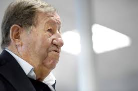 Guy roux est un joueur puis entraîneur de football français, né le 18 octobre 1938 à colmar.après une guy roux (* 18. L Oeil De Guy Roux Du Mardi 20 Avril Le Covid 21 Du Foot Auxerre 89000