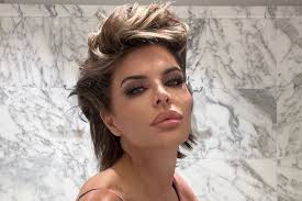 Lisa Rinna Poses Naked in a Mirror Selfie: Photo