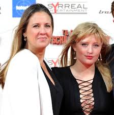 01/21/2020, berlin, germany, lilli schweiger (l),til schweiger and luna schweiger (r) attend the world premiere 'die hochzeit at the zoo palast on january 21th, 2020 in berlin, germany. Luna Schweiger Happy Patchwork Familie Auf Dem Roten Teppich Gala De