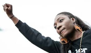 Demonstration Ulm Münsterplatz: Rund 2000 Menschen bei friedlichem Protest  gegen Rassismus vor dem Ulmer Münster