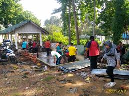 Kegiatan gotong royong menjadi kewajiban setiap individu yang tidak terlepas dalam kehidupan sosial. Jum At Bersih Warga Pa Jambi Gotong Royong Membersihkan Lingkungan