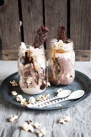 Werbung Crunchy Creamy Nutty Funky Zwei Vollig Verruckte Ice Cream Sundaes Mit Ben Jerry S Kalte Desserts Lebensmittel Essen Dessert Ideen