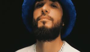 Interview: Laura Mac Chat Their Debut Single, Splendour Love Story + More! |