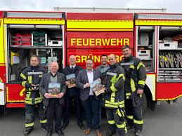 Offizielle Übergabe der ersten Sammelalben an unseren Herrn Bürgermeister  Marcel Schlosser, an unseren Herrn Ortsvorsteher Uwe Feldbusch, an unseren  Herrn Stadtbrandinspektor Jörg Sprankel und an den Marktleiter der  Grünberger Markthalle Adrian Horst.