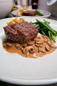 Rinderfilet Mit Champignon Pfeffersauce Fisolen In 2020 Pfeffersauce Rinderfilet Rezepte Rinderfilet