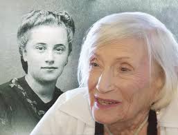 שתי הנשים העומדות כאן הן האחיות פרידל (משמאל) ואיטה (מימין) דויטש. תמונה זו  צולמה באפריל 1945, מיד לאחר שחרור ברגן בלזן, הנשים מקבלות בגדים. לרוע המזל  פרידל (שנעזרת באיטה בתמונה משום שהיא