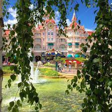 Beleef een magische tijd in disneyland parijs. The Disneyland Hotel And The Fantasia Gardens In Disneyland Paris Dlp Disney Dlh Disneyland Hotel Disneyland Paris Best Disney Hotels
